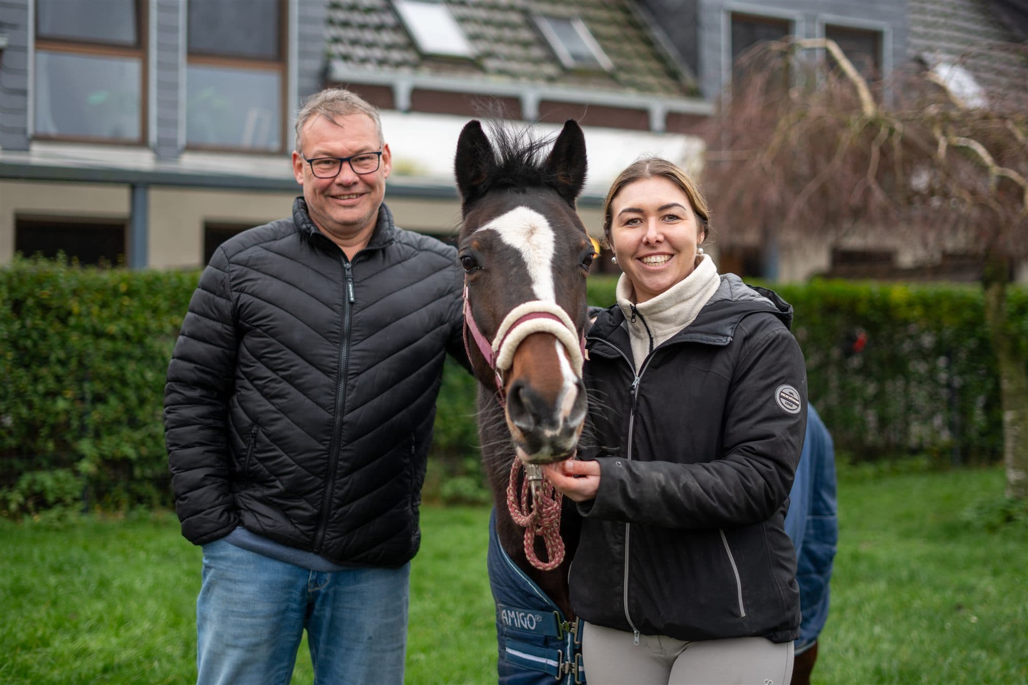 Familie Versteeg mit Pferd auf dem Hof